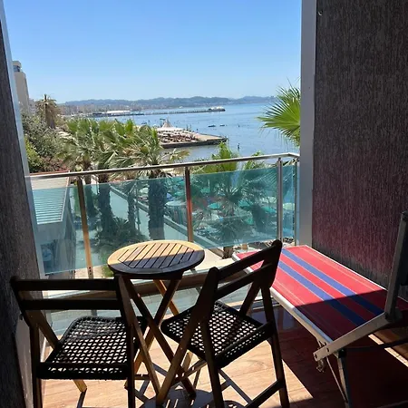 Sea View Beachfront Balcony Wifi Vista Mare Apartament *